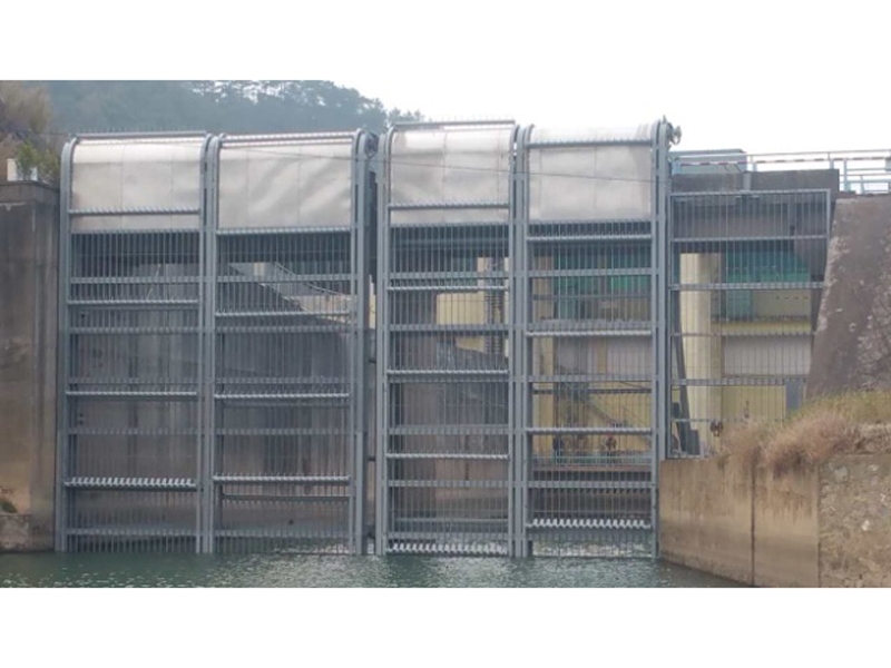 廣西大唐里定水電廠清污機安裝完畢